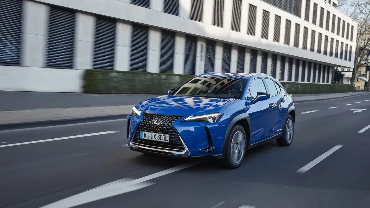 Niebieski Lexus UX 300e w ruchu miejskim. Sprawdź aktualną lexus ux cena i wybierz swój wymarzony model.