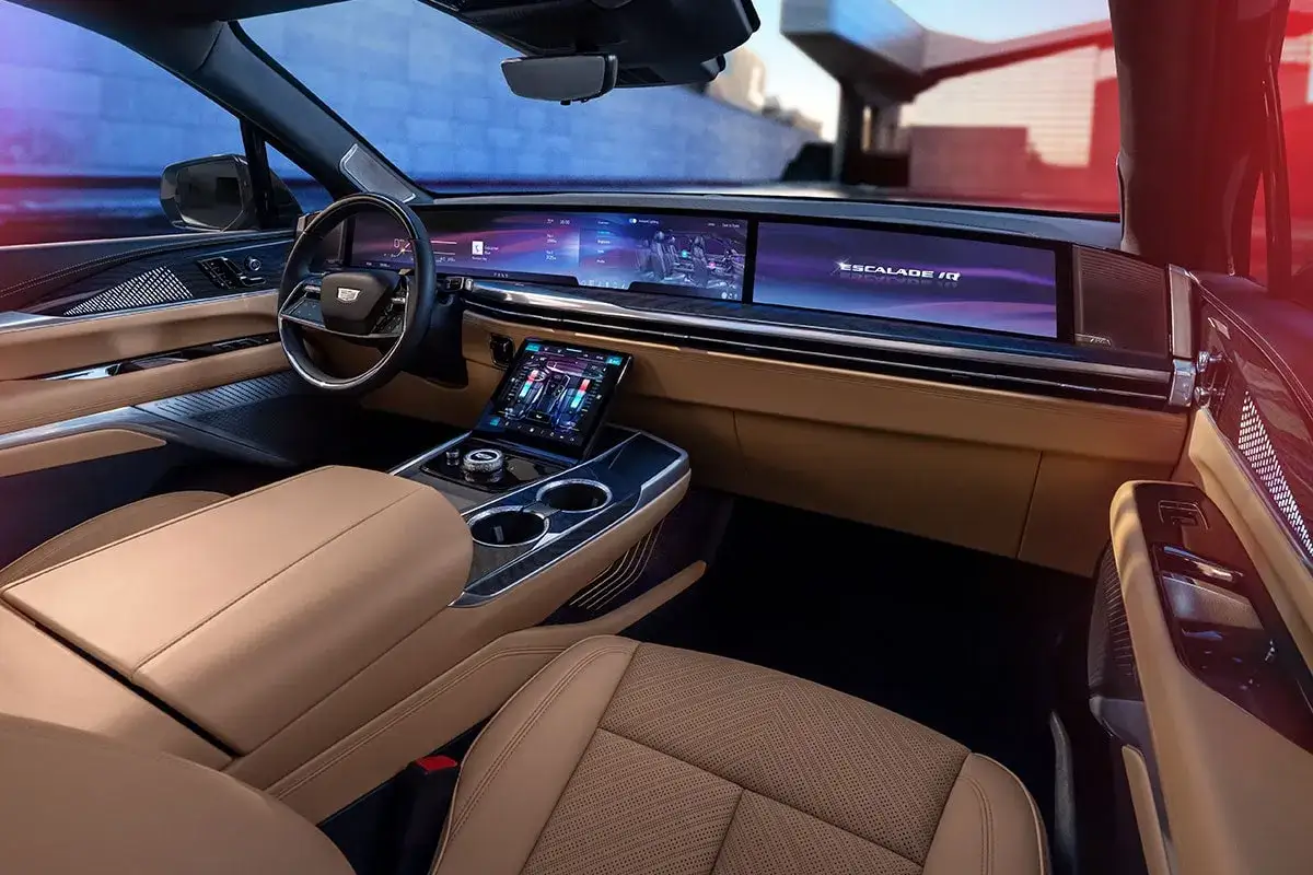 Luxuri&ouml;ses Interieur des Cadillac Escalade IQ mit gro&szlig;en Bildschirmen und beigen Ledersitzen.