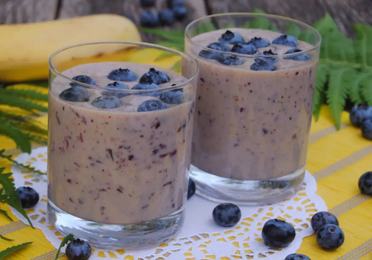 koktajl borówkowo bananowy szklanka