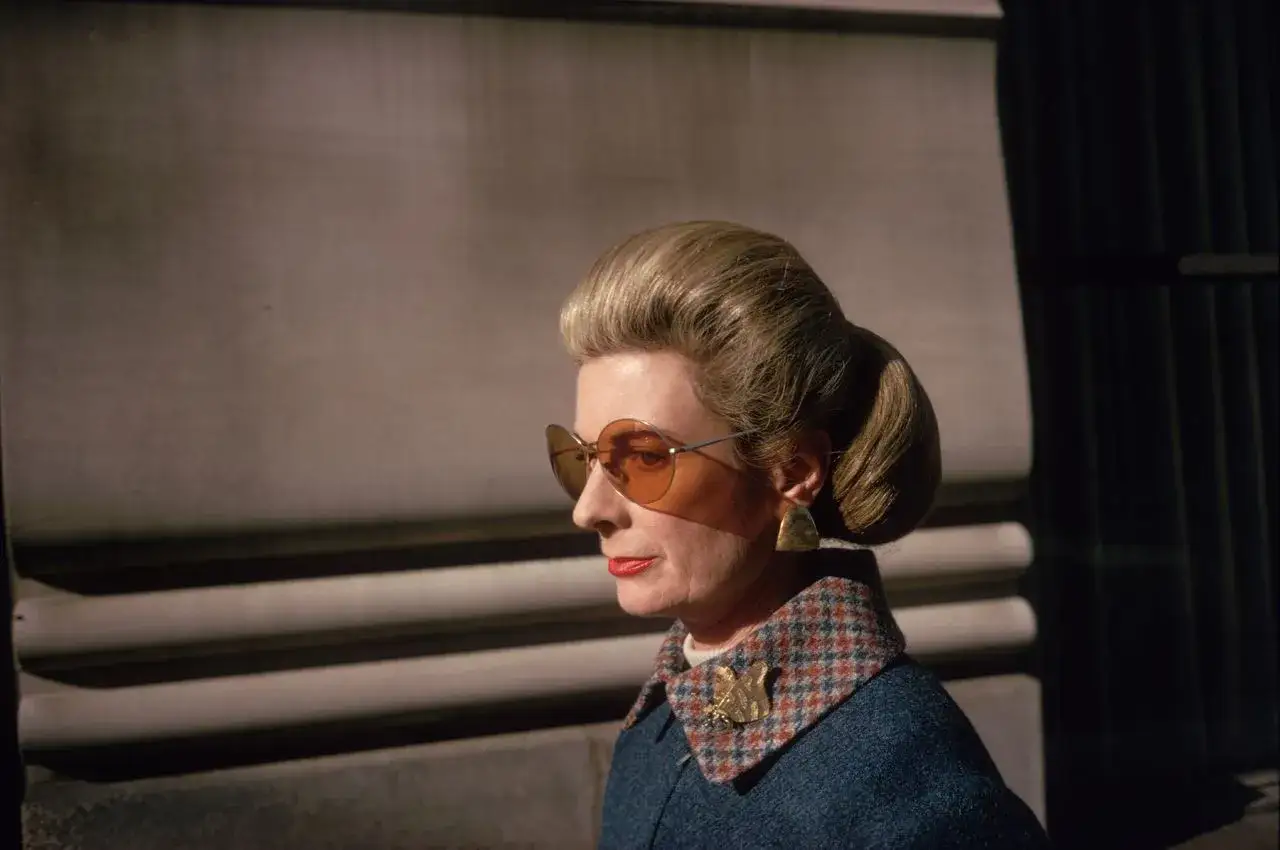 Elegancka kobieta w okularach przeciwsłonecznych, uchwycona przez Joel Meyerowitz.