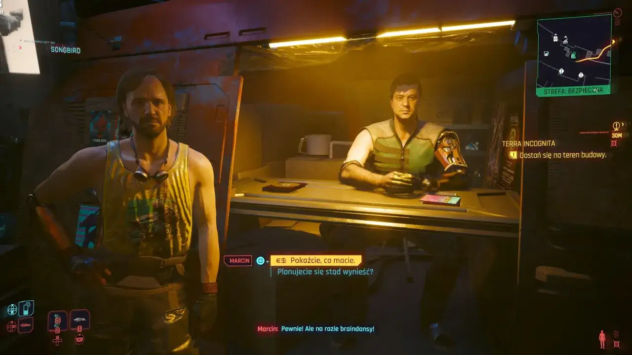 Dwóch mężczyzn w klimacie dawid podsiadło cyberpunk. Jeden w podkoszulku, drugi z cybernetycznym ramieniem.