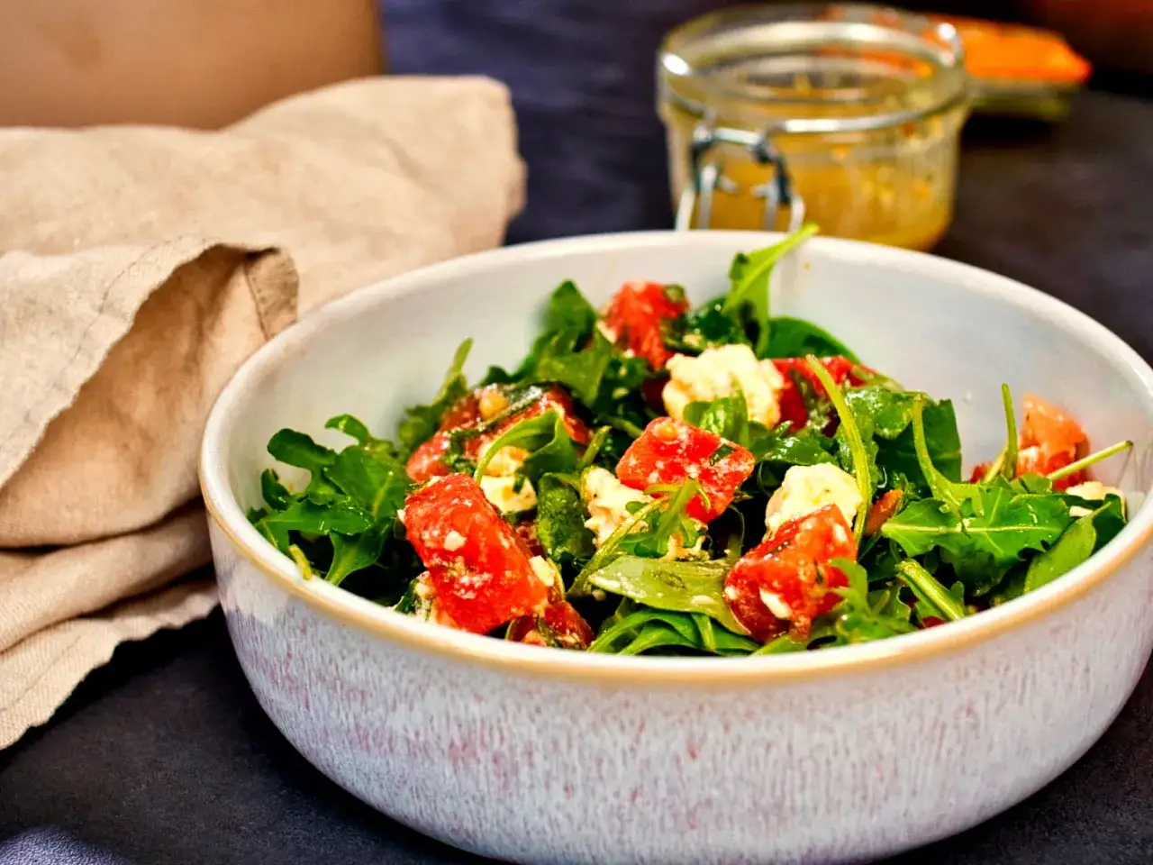 Erfrischender Wassermelone Feta Salat mit Rucola, serviert in einer Schale.