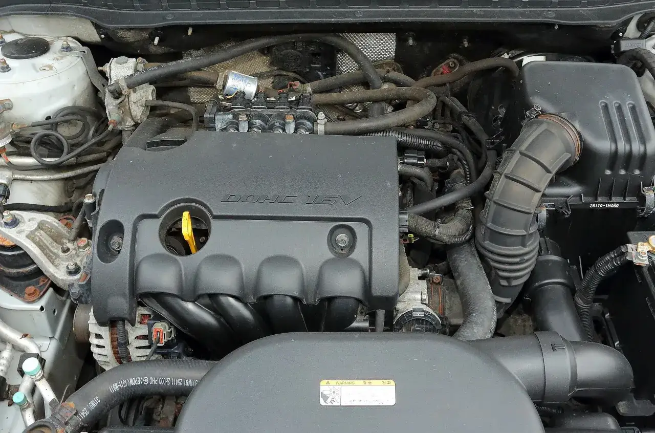 Silnik DOHC 16V w Hyundai i30 1.4 benzyna. Widoczne przewody, cewki i elementy układu dolotowego.