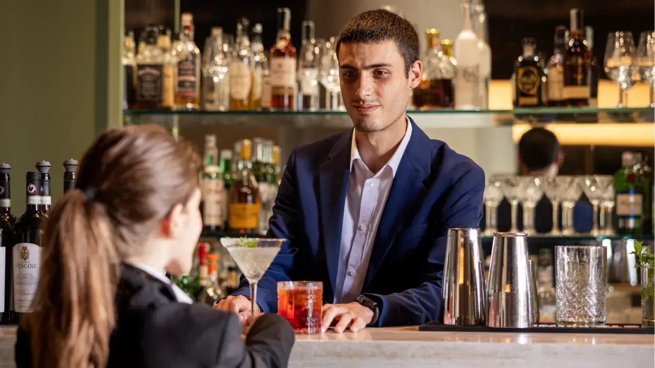 Barman podaje drinki, które mogą być aperitifem. Co to jest aperitif? To lekki alkoholowy napój serwowany przed posiłkiem, pobudzający apetyt.