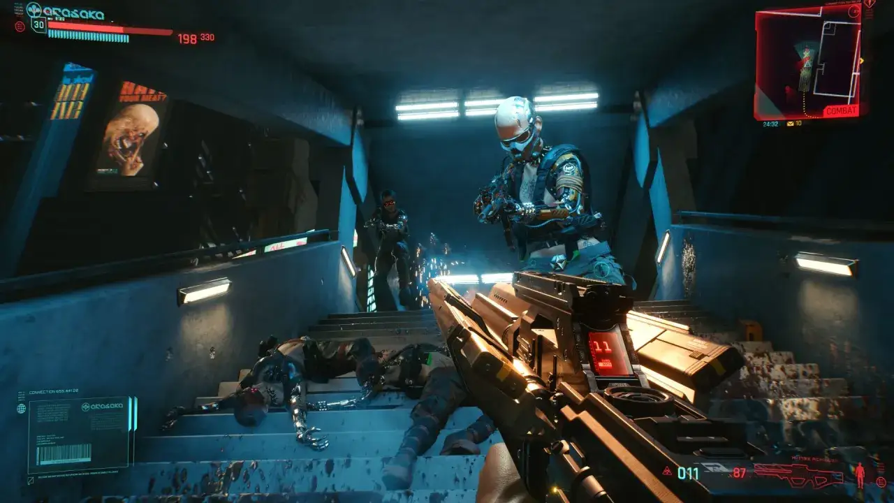 Cyberpunk 2077: walka o przetrwanie, gdzie najlepsze bronie decydują o życiu. Na schodach leżą pokonani wrogowie, a ty celujesz w kolejnych.