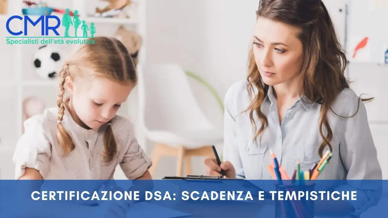 Bambina con trecce e terapista scrivono. Il logo CMR indica