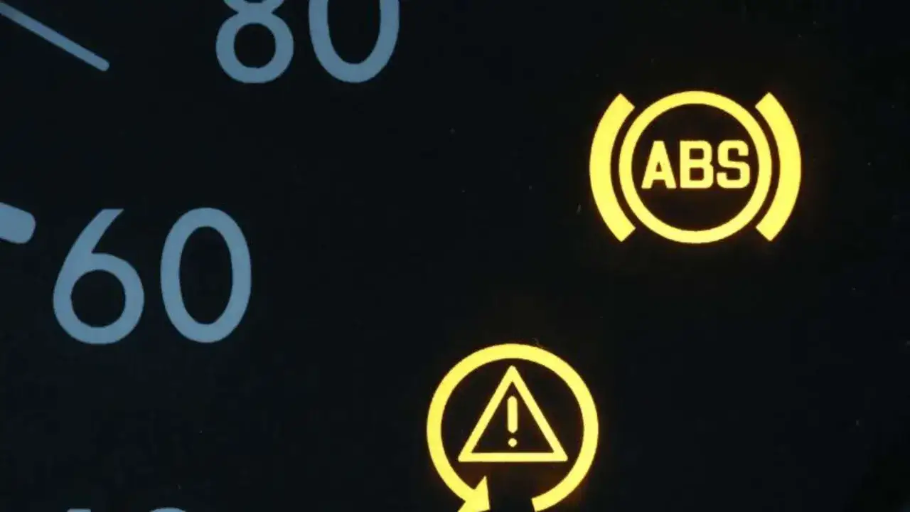 Das ABS-L&auml;mpchen leuchtet gelb auf dem Armaturenbrett, neben dem Warnsymbol.