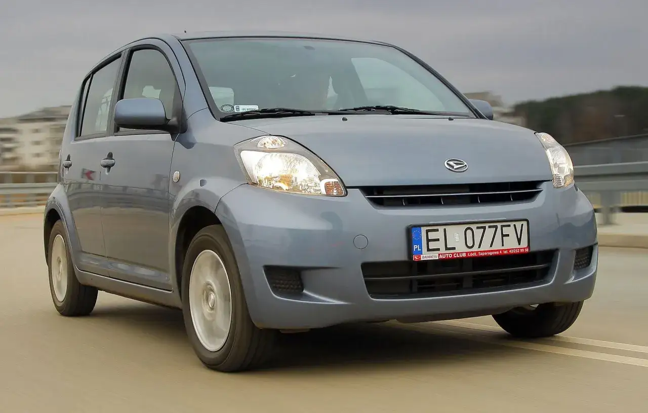 Szary Daihatsu Materia w ruchu.
