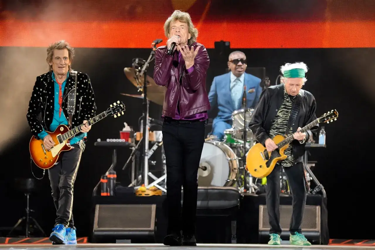 Mick Jagger, Ronnie Wood i Keith Richards, najsłynniejsze zespoły rockowe, na scenie.
