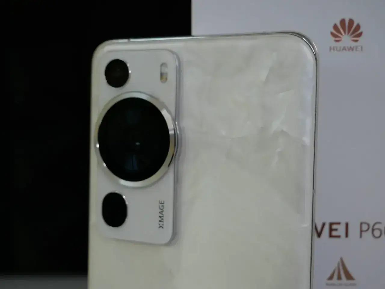 Biały Huawei P60 z modułem aparatów Xmage. Idealny tani telefon z dobrym aparatem do uchwycenia każdej chwili.