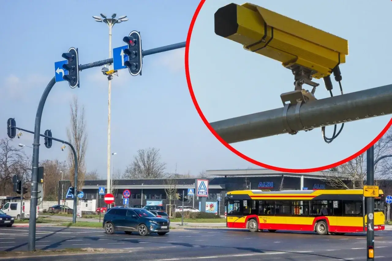 Ż&oacute;łty fotoradar na światłach pilnuje porządku na skrzyżowaniu. Autobus i samochody czekają na zielone.