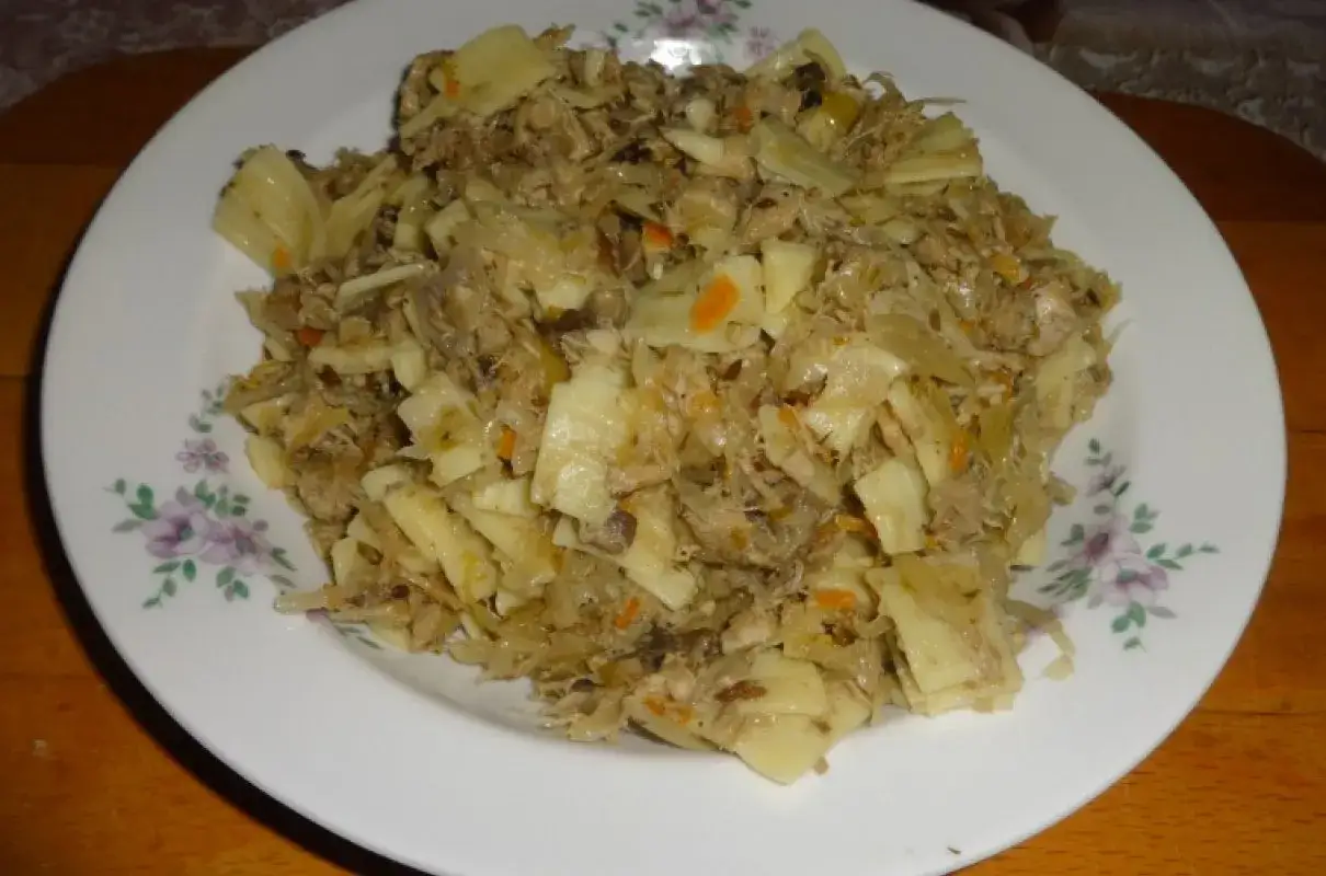 Łazanki z mięsem, kapustą i pieczarkami na talerzu z kwiatowym wzorem. Pyszne danie, które rozgrzewa serce.