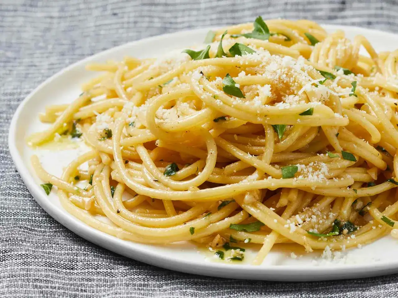 Pyszne spaghetti aglio e olio, idealne na szybki obiad. Prosty przepis na klasykę.
