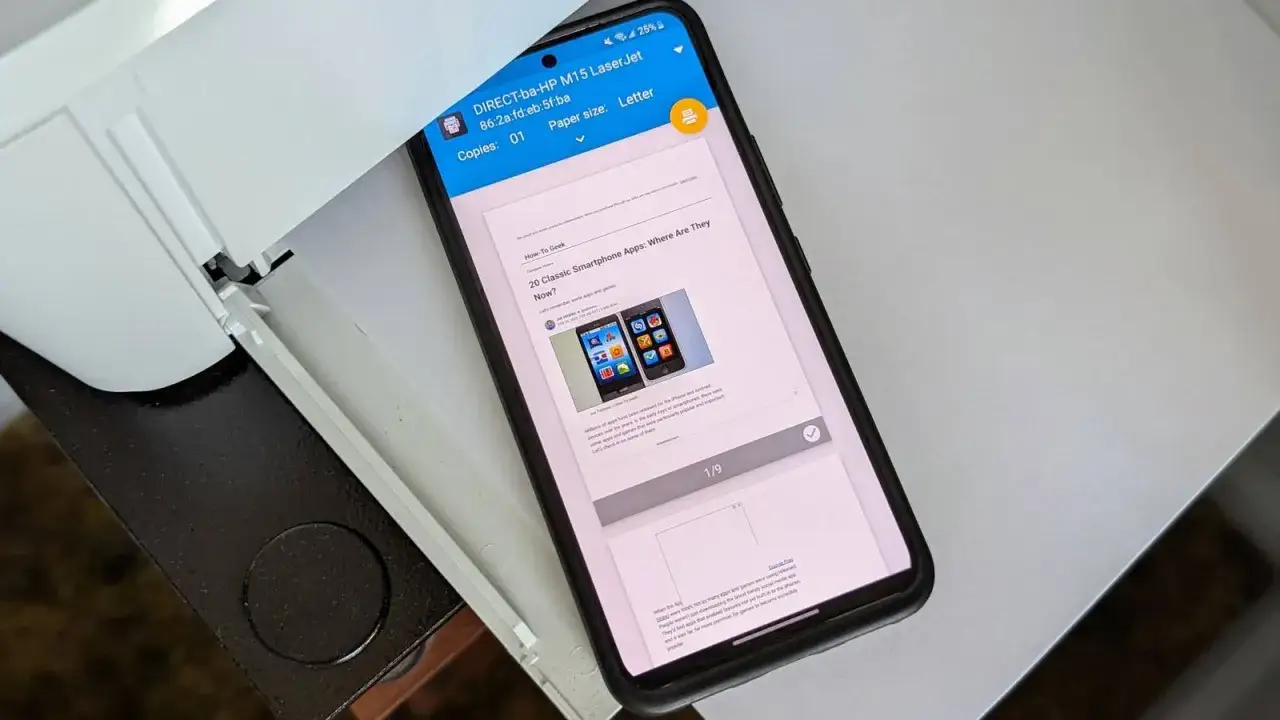 Telefon pokazuje, jak wydrukować zdjęcie z telefonu na drukarce HP LaserJet.