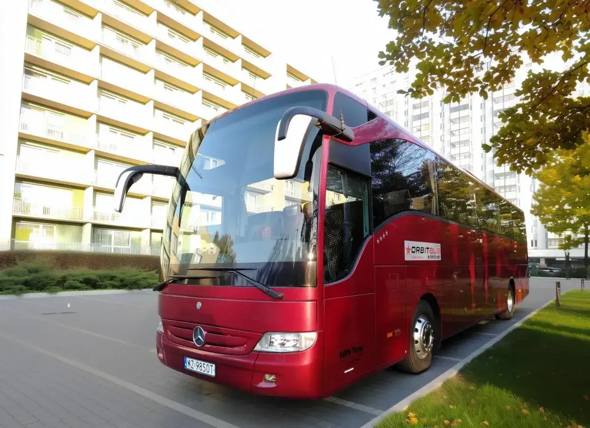 Czerwony autokar Orbitbus gotowy do podróży. Sprawdź atrakcyjną wynajem autokaru cenę na wycieczkę!