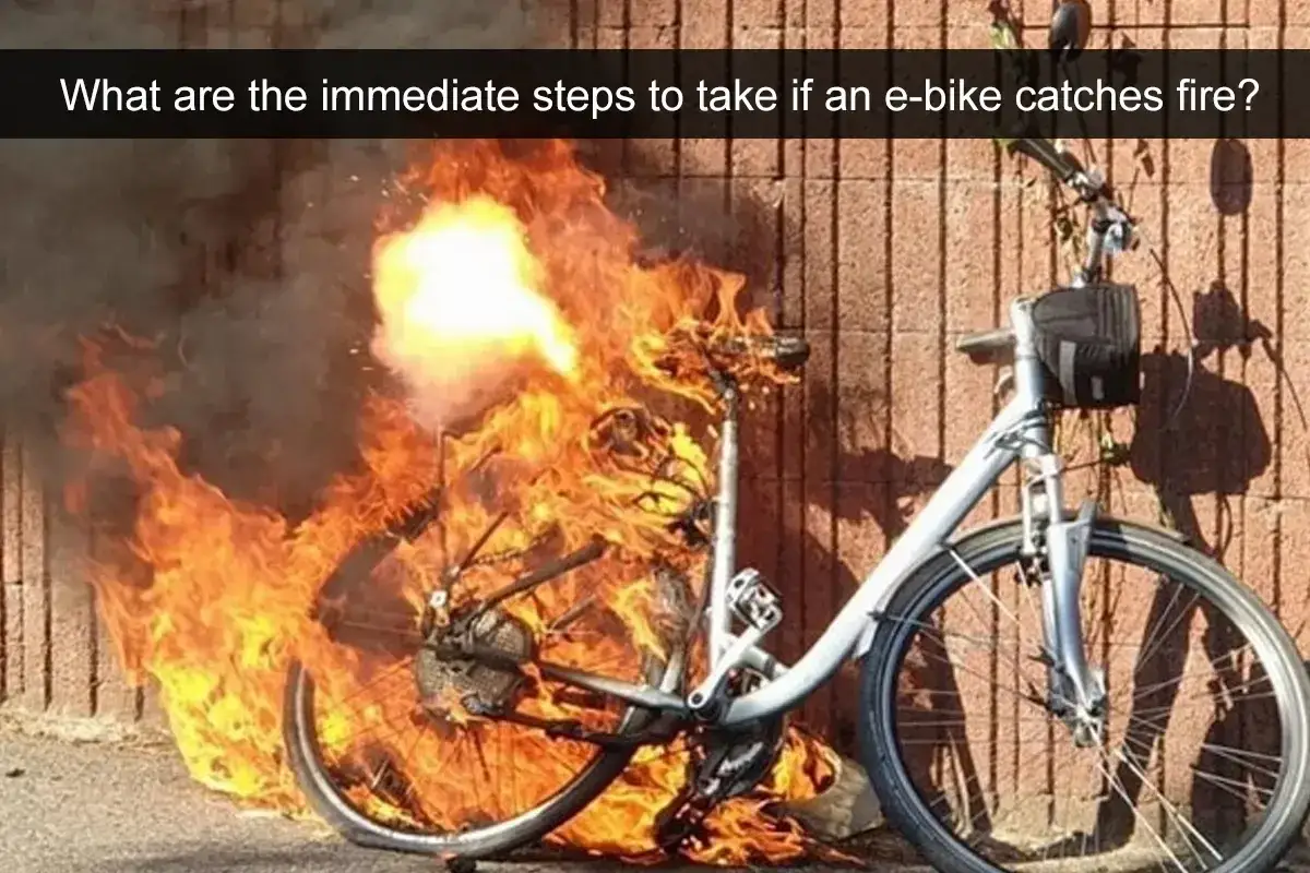 Ein E-Bike brennt lichterloh. Die Gefahr eines Lithium-Ionen-Akkus wird hier deutlich. Rauch und Flammen steigen auf.