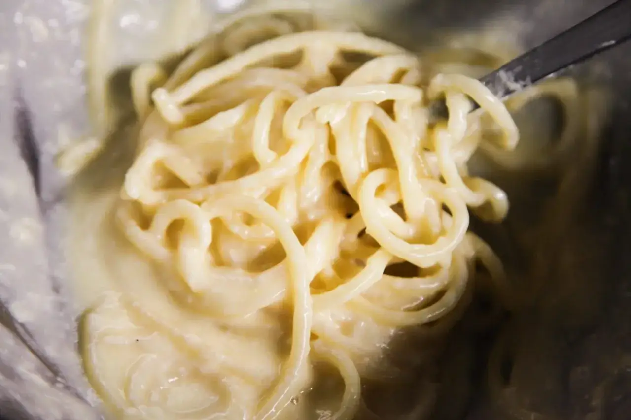 Un primo piatto semplice e confortante: spaghetti in bianco, cremosi e invitanti, pronti per essere gustati.