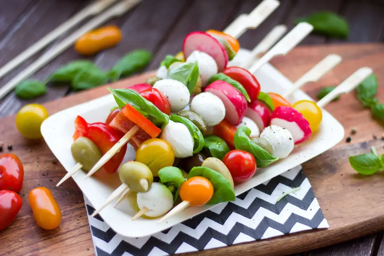 Kolorowe szaszłyki z mozzarellą, pomidorkami, oliwkami i rzodkiewką – idealny zdrowy grill na letnie przyjęcie.