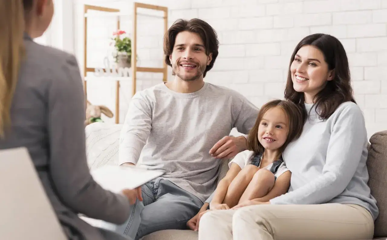 Famiglia sorridente in terapia, un percorso per superare le difficolt&agrave; dei figli adulti di famiglie disfunzionali.
