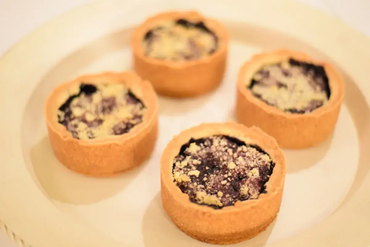 Sm&aring; bl&aring;b&auml;rspajer med smuldeg, perfekta f&ouml;r ett pajdeg recept.