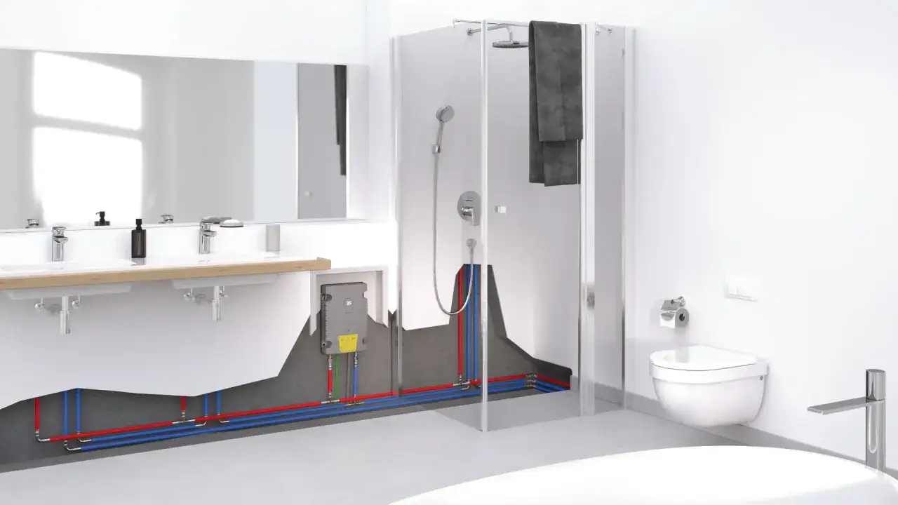 Modernes Badezimmer mit Dusche, Doppelwaschbecken und Wand-WC. Sichtbare Wasserleitungen und ein Gerät, das wie der beste Durchlauferhitzer aussieht.
