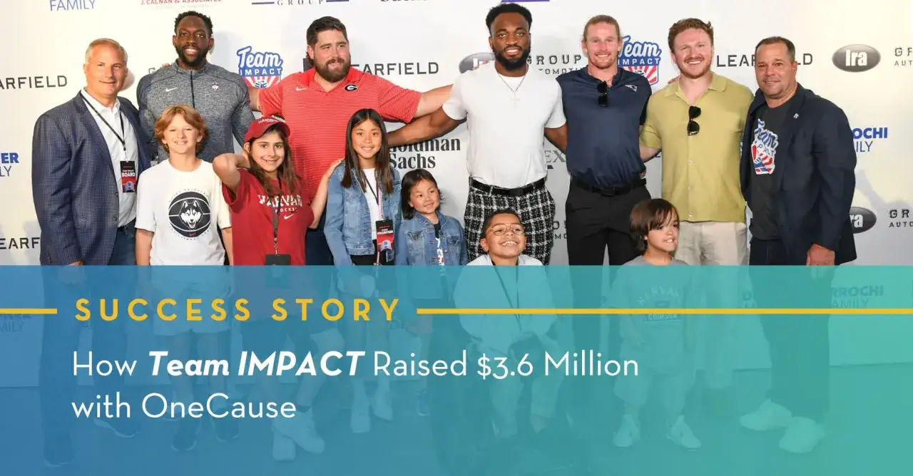 Des adultes et des enfants souriants posent ensemble lors d'une conférence en entreprise. L'événement célèbre une réussite de Team IMPACT.