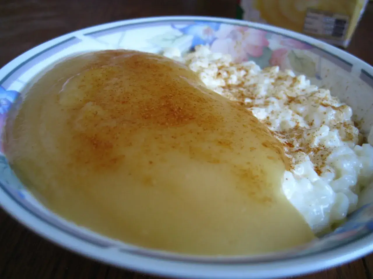 Sch&uuml;ssel mit Milchreis und Apfelmus, bestreut mit Zimt. Eine Portion Milchreis pro Person ist hier gut zu sehen.