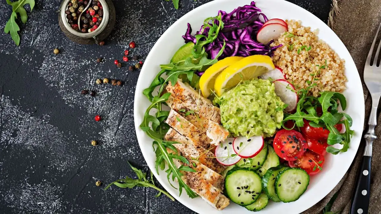 almuerzo saludable y r&aacute;pido en un plato colorido