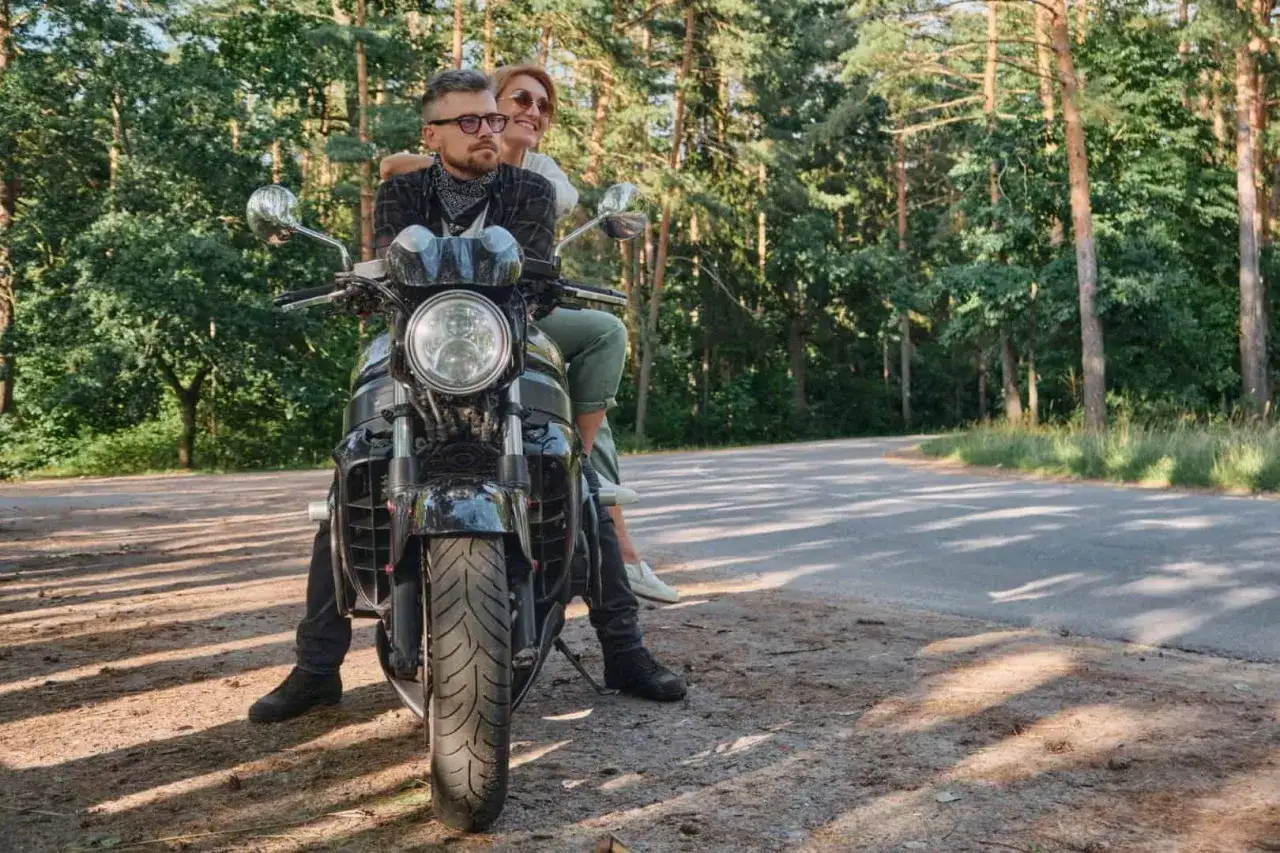 Para na motocyklu cieszy się słońcem i pięknymi trasami motocyklowymi pomorskie.