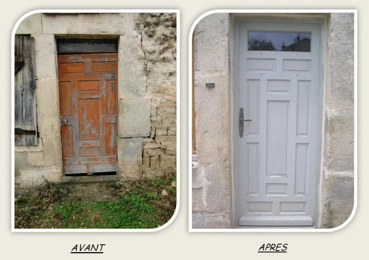 Avant/Apr&egrave;s : une vieille porte d'entr&eacute;e orange d&eacute;cr&eacute;pite remplac&eacute;e par une porte grise moderne. Un exemple de comment changer une porte d'entr&eacute;e pour un look neuf.
