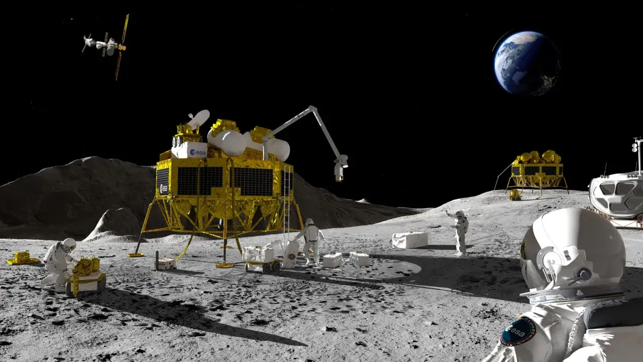 Astronauci podczas spaceru po księżycu rozładowują lądownik. W tle Ziemia i stacja kosmiczna.