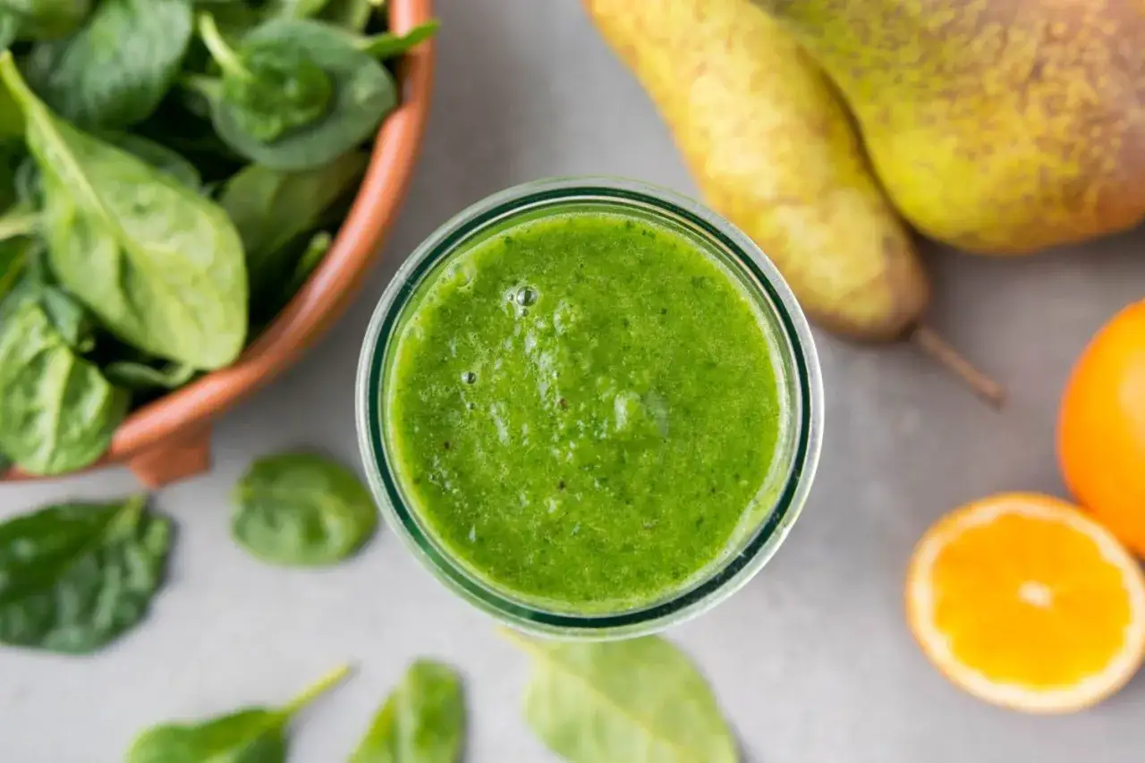 Zielony, orzeźwiający smoothie ze szpinakiem, gruszką i pomarańczą. Idealny na zdrowy początek dnia.