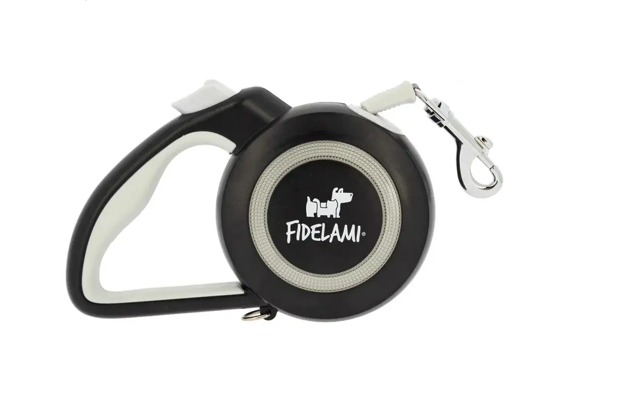 Laisse à enrouleur noire et blanche Fidelami avec un mousqueton argenté. Parfait pour les promenades de votre chien.