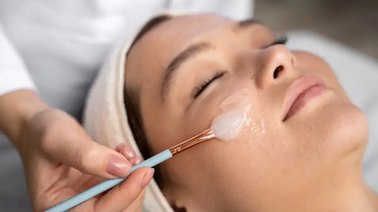 Delikatna aplikacja produktu do derma peel na twarz. Sk&oacute;ra odzyskuje blask.