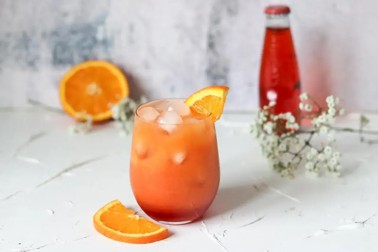 Erfrischender Aperitif mit Orangenscheiben und Eis. Die sanbitter inhaltsstoffe sorgen f&uuml;r den besonderen Geschmack.