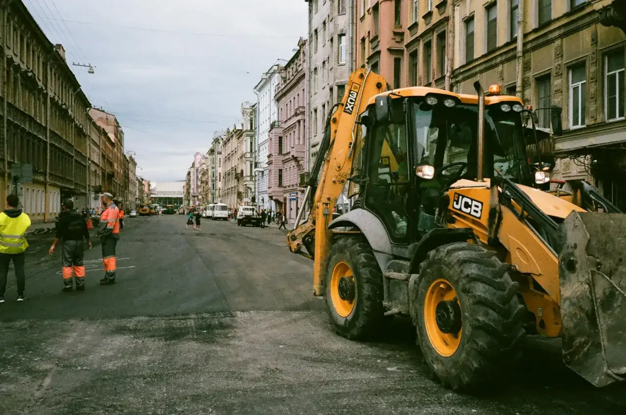 JCB 3CX w pracy na budowie