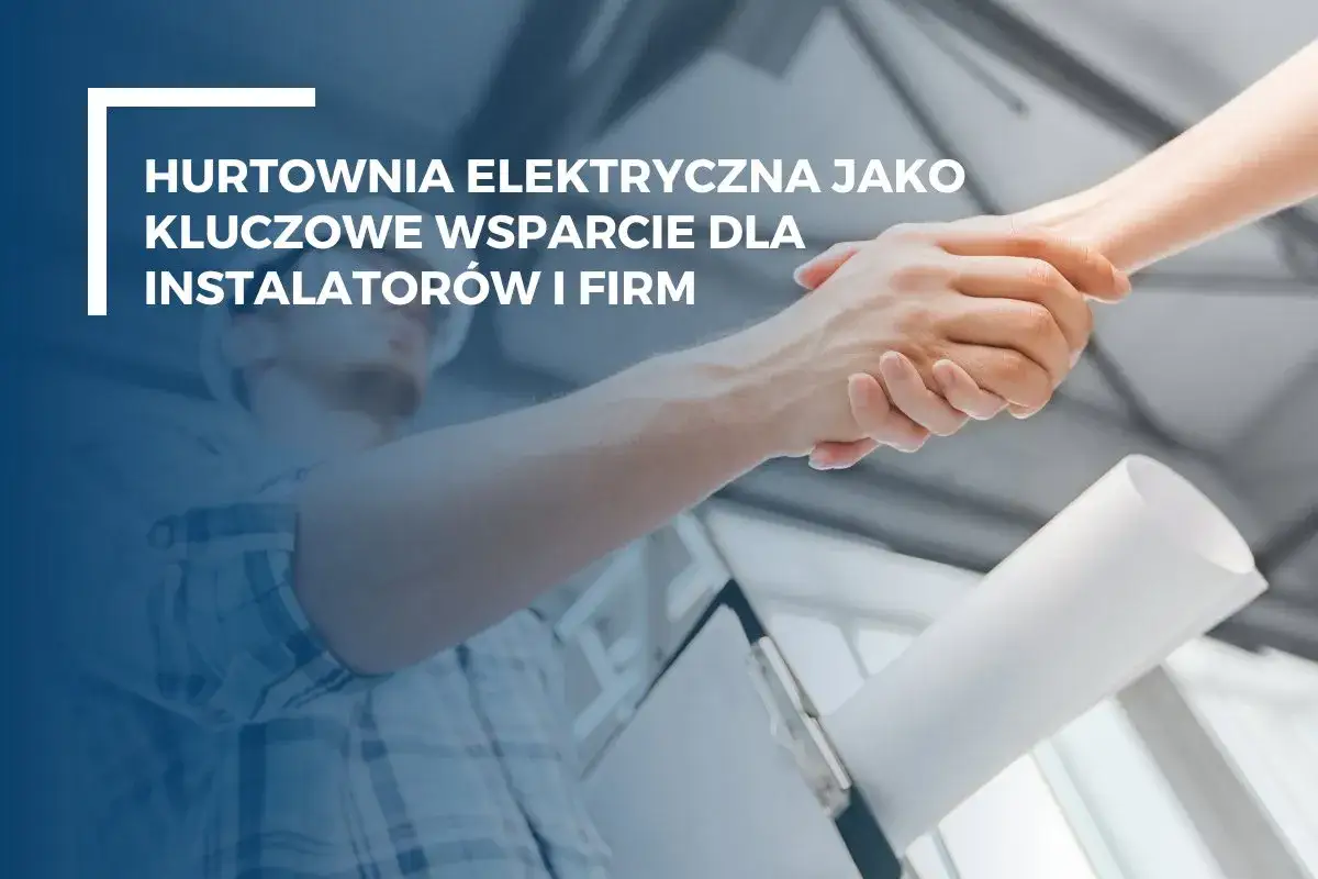 Hurtownia elektryczna wspierająca instalatorów. Dwie dłonie ściskają się na tle planów i pracownika budowlanego.