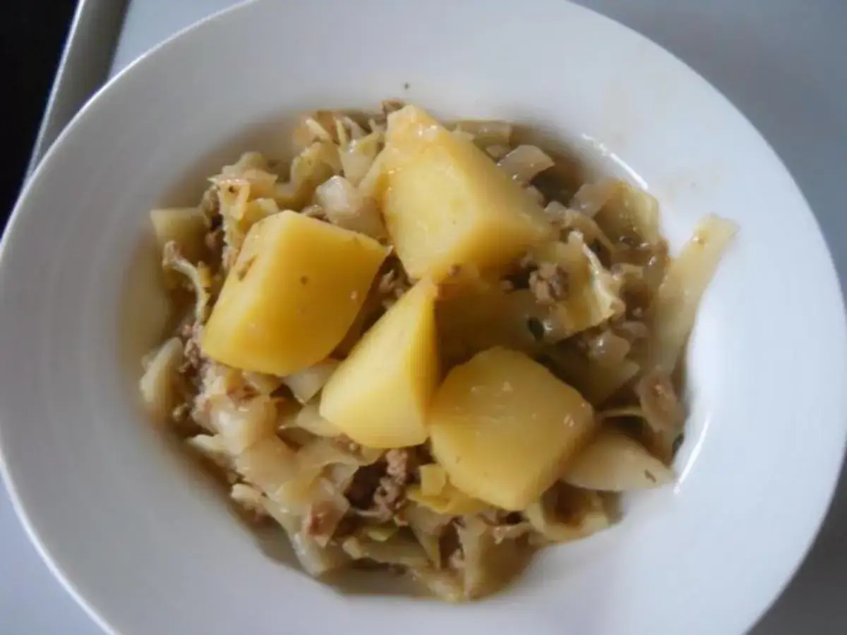 Schmorkohl-Rezept: deftiger Eintopf mit Kartoffeln und Hackfleisch in einer wei&szlig;en Sch&uuml;ssel.
