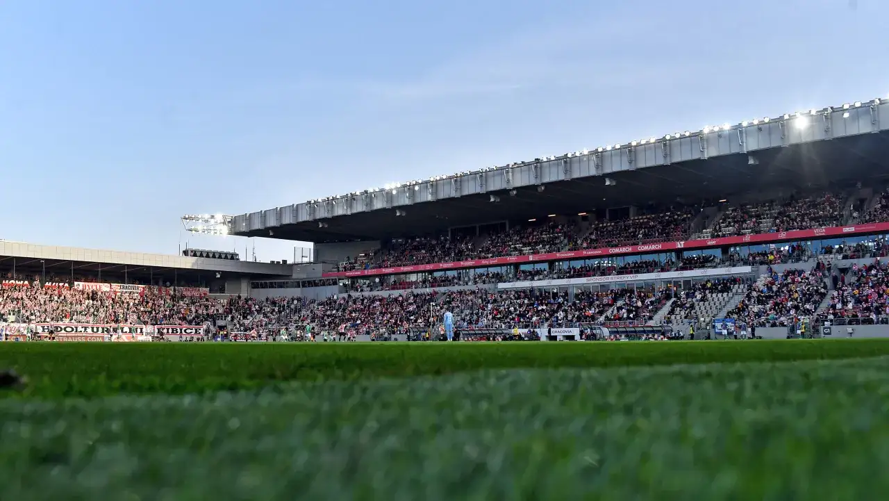 Stadion Cracovii pełen kibiców, z transparentami i reklamami. Czekamy na kolejne emocjonujące cracovia transfery!