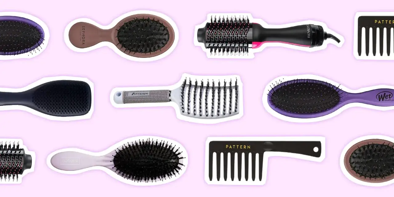 Eine Sammlung von Haarbürsten und Kämmen, die für jeden Haartyp geeignet sind. Mit über 100 bürstenstriche für glattes und glänzendes Haar.