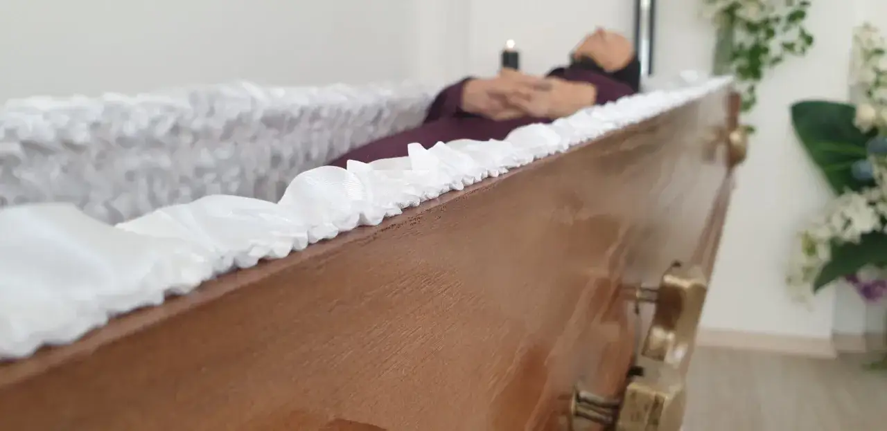 Ostatnie chwile spokoju. Kto ubiera zmarłego w domu, przygotowując go do ostatniej podróży, otacza go troską i szacunkiem.