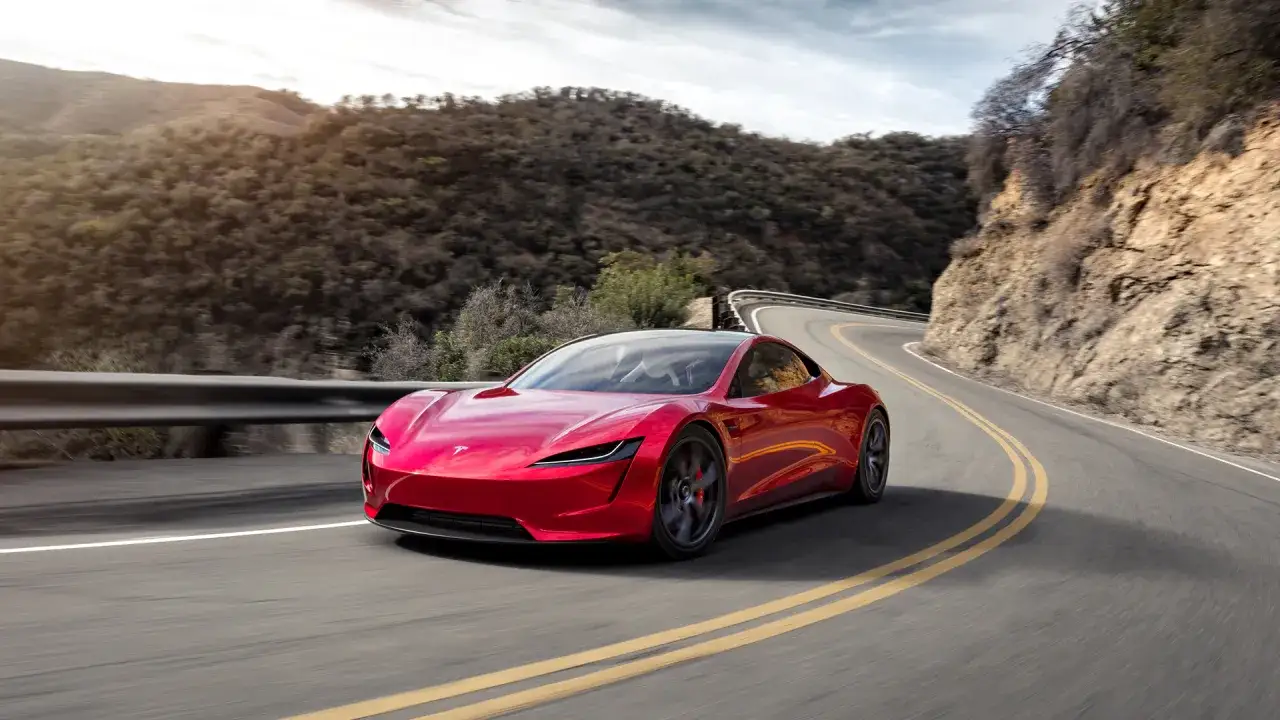 Tesla Roadster na tle panoramy miasta