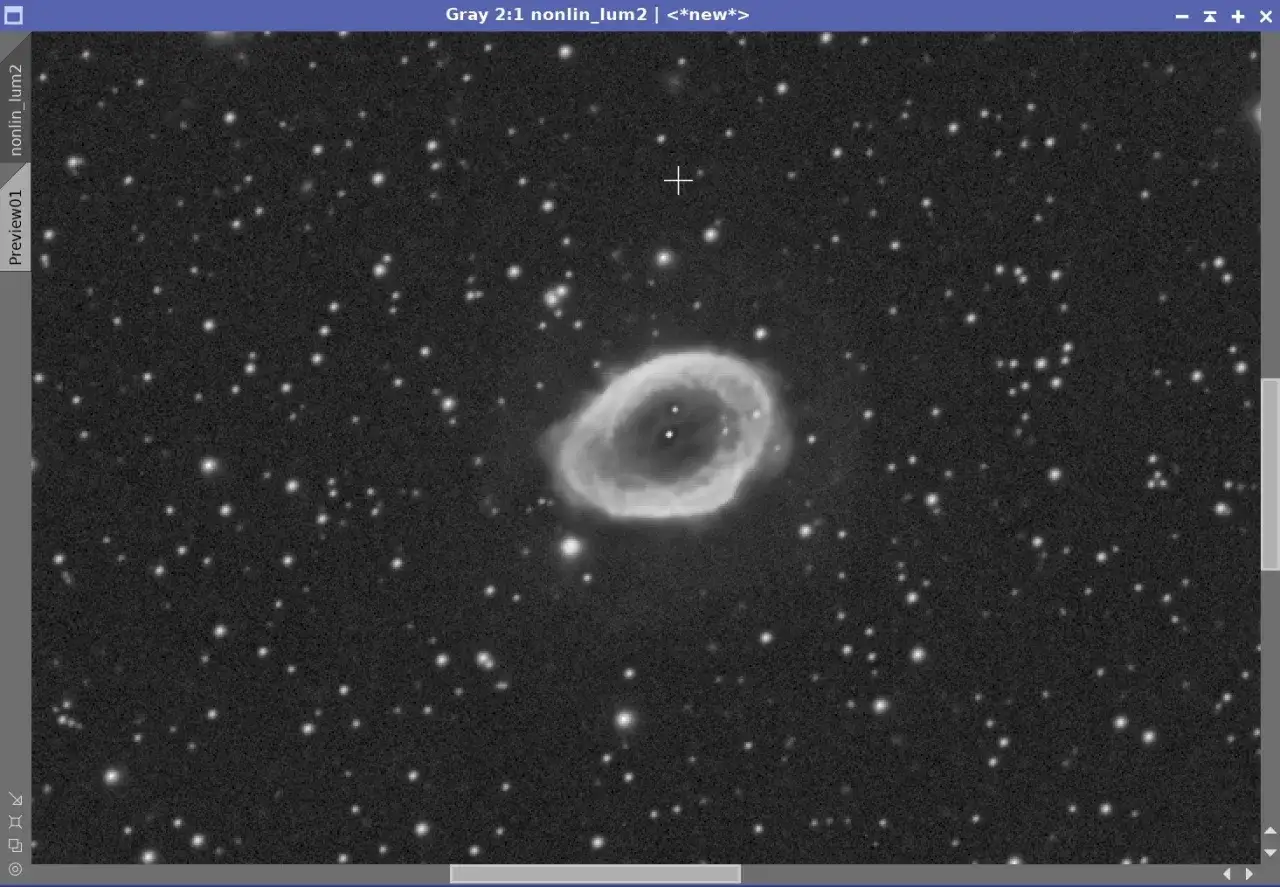 En ringnebulosa lyser upp den stjärnbeströdda rymden.