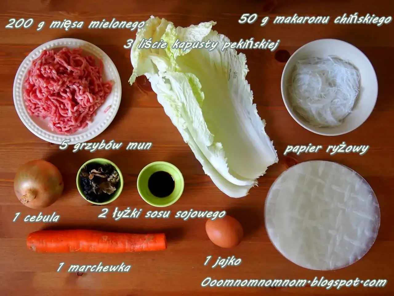 Składniki na sajgonki z wieprzowiną: mielone mięso, kapusta pekińska, makaron chiński, grzyby mun, cebula, marchewka, sos sojowy, jajko i papier ryżowy.