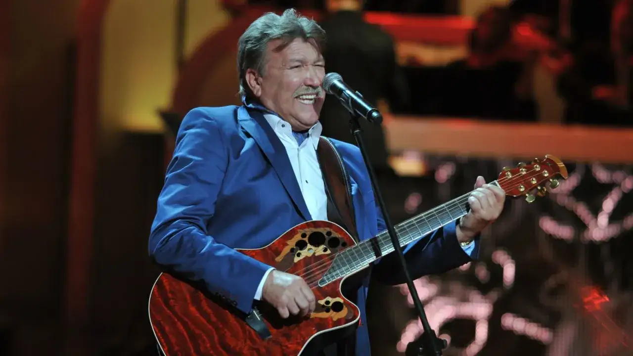 Andrzej Rybiński śpiewa i gra na gitarze, przypominając, że 