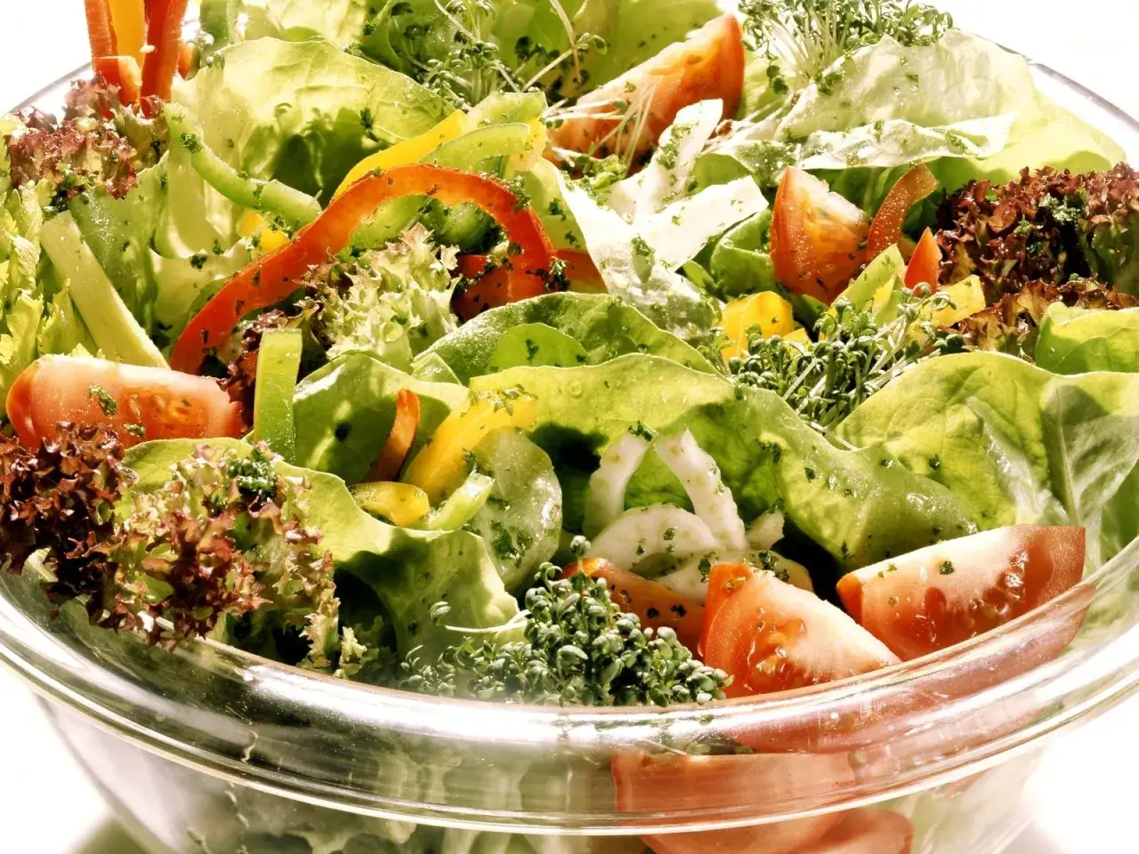 Ein bunter, frischer gemischter Salat wie im Restaurant, mit knackigem Salat, Tomaten, Paprika und Kresse.