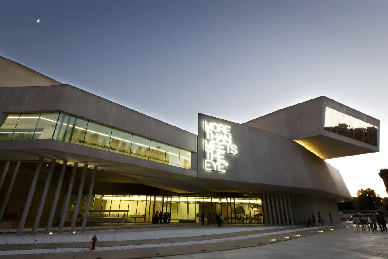 Nowoczesna architektura muzeum sztuki współczesnej MAXXI w Rzymie, z neonowym napisem