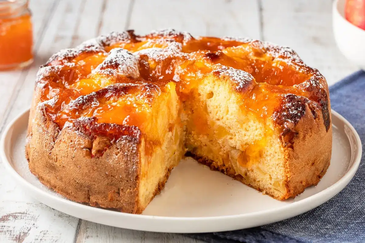 Torta di mele e albicocche, una delle torte semplici perfette per la colazione. Spolverata di zucchero a velo.