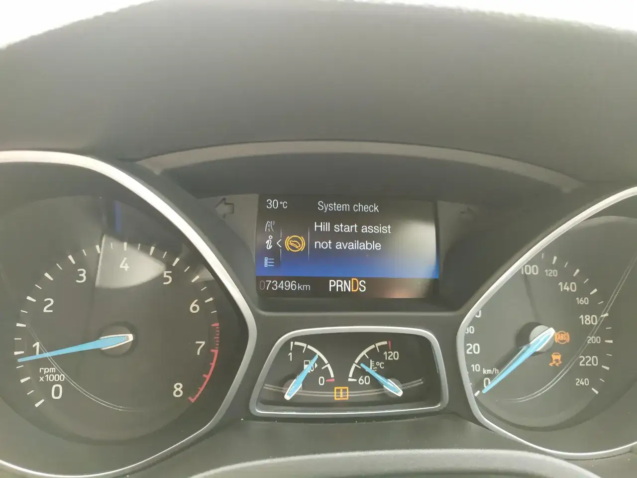 ABS-lampan lyser och systemkontroll visar att Hill start assist inte &auml;r tillg&auml;nglig. Bilens instrumentpanel visar hastighet och varvtal.