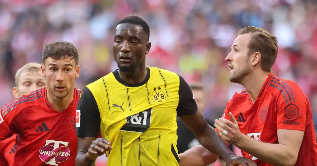 Dwóch zawodników Bundesligi w akcji. Jeden w żółtej koszulce BVB, drugi w czerwonej koszulce Bayernu.